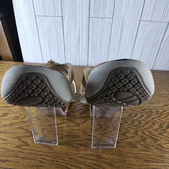 Womens Low Wedge Non Slip Sandals Faux Leather Size 6.5 New in Box - Picture 4 of 6